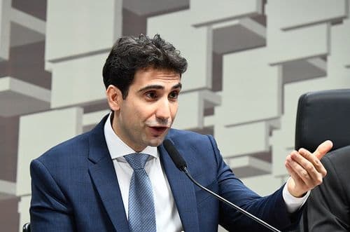 Galípolo aponta crédito caro como principal fator do endividamento das famílias, e bets ficam fora do diagnóstico