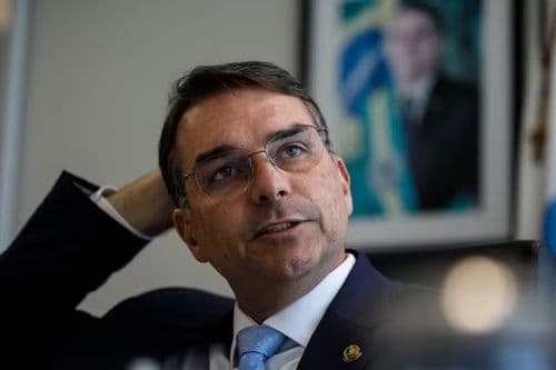 Flávio Bolsonaro promete proibir jogo do tigrinho e sinaliza manutenção das bets