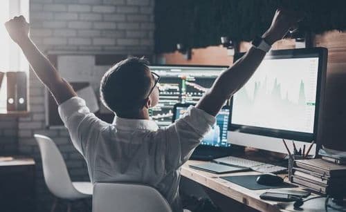 Trader lucra milhões ao prever ataques no Irã e levanta suspeita de acesso a informação secreta