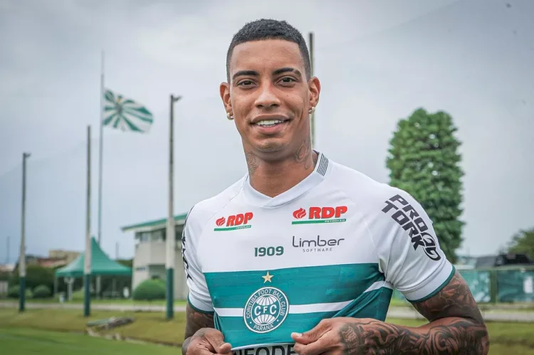 Alef Manga tem pena revertida pelo STJD e poderá voltar a jogar pelo Coritiba