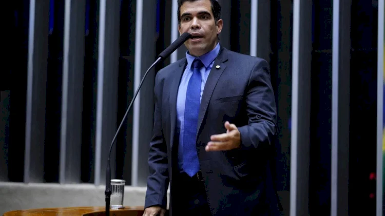 Deputado Ricardo Ayres propõe PL para proibir apostas em lances individuais, incluindo cartões e pênaltis