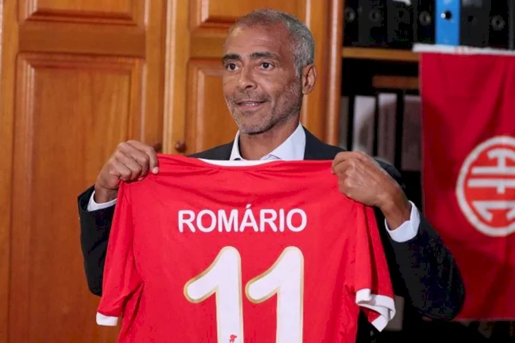 Mesmo ocupando o cargo de relator da CPI das apostas, Romário busca casa de apostas para patrocinar seu time